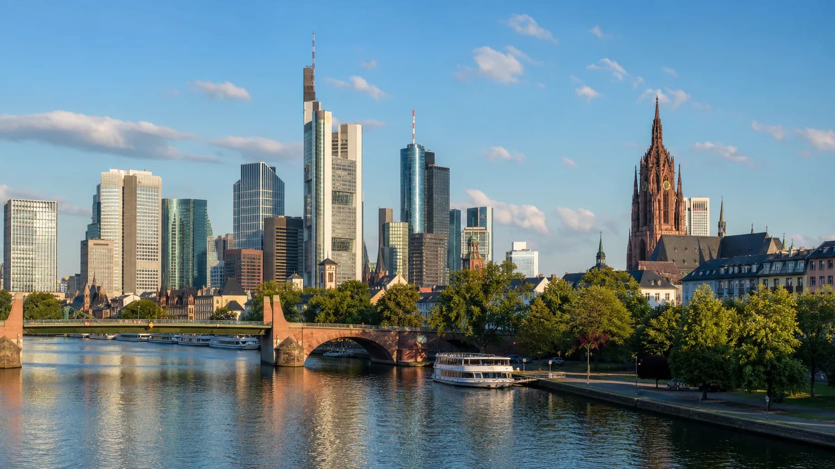 Panoramablick auf die Frankfurter Skyline am Main