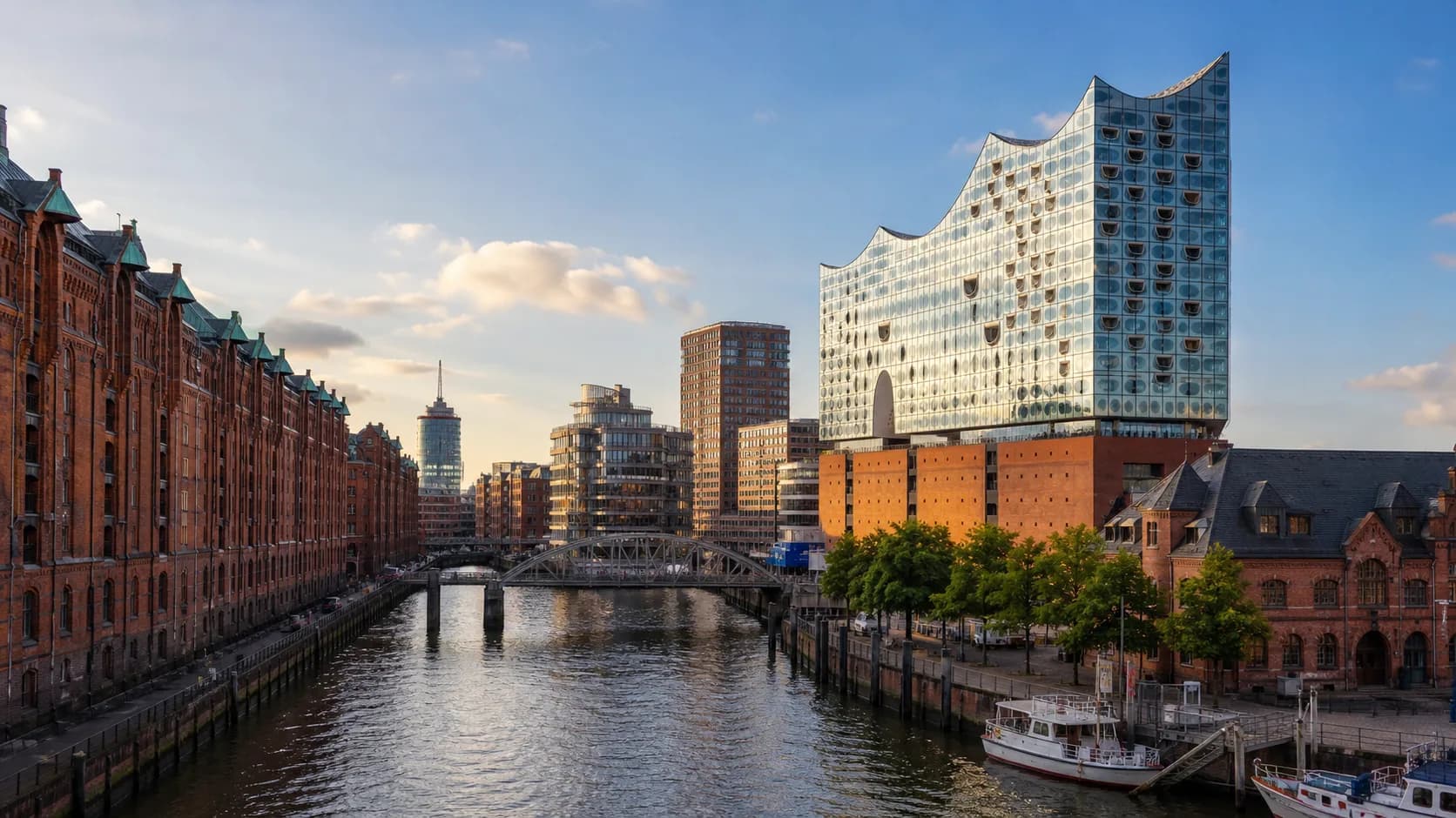 Panoramablick auf Hamburgs HafenCity mit der Elbphilharmonie am Wasser